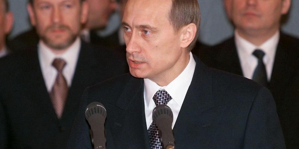 Alekszander Volosin (balra) 2000-ben a Kremlben az akkor még ideiglenes államfő Vlagyimir Putyin és Mihail Kaszjanov miniszterelnök társaságában 