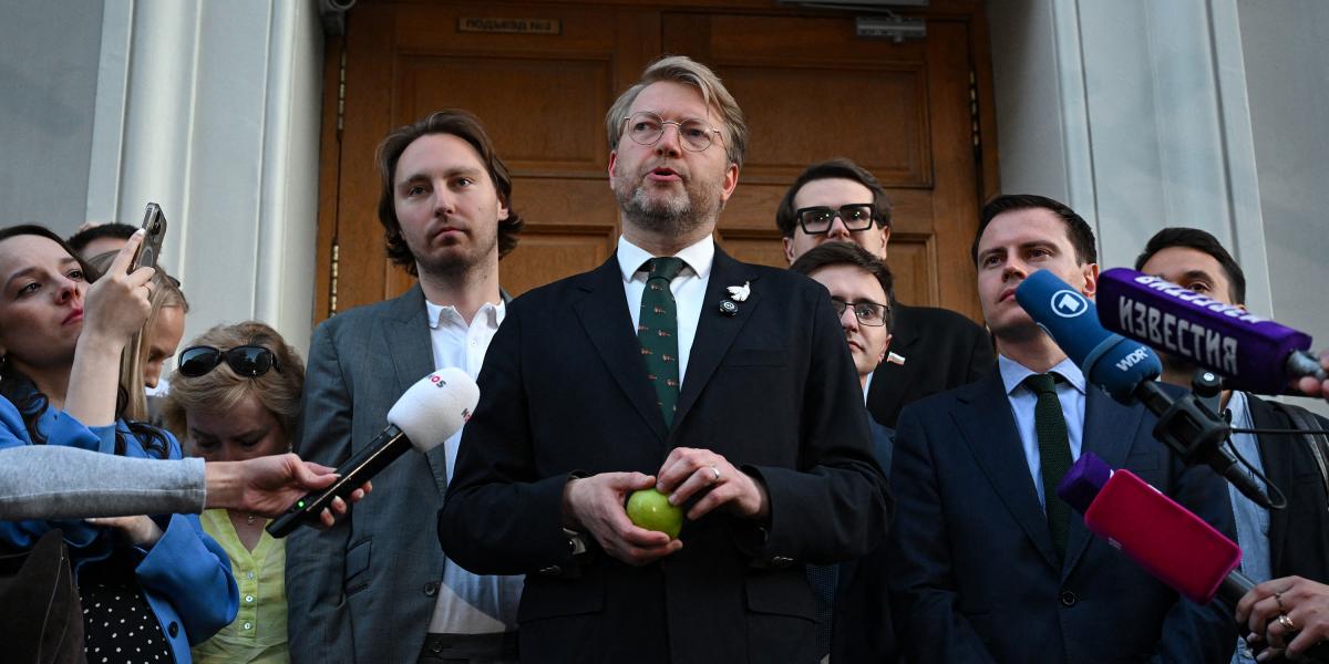 Nyikolaj Ribakov, a Jabloko elnöke hiába érvelt a bíróságon pártja ártatlansága mellett, a választásoktól való eltiltásuk addigra a Kremlben már eldöntetett 