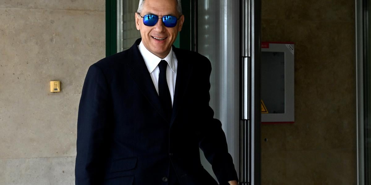 Lázár János, a Fidesz országgyűlési képviselője érkezik a párt parlamenti frakciójának ülésére a Képviselői Irodaházba 2026. július 21-én