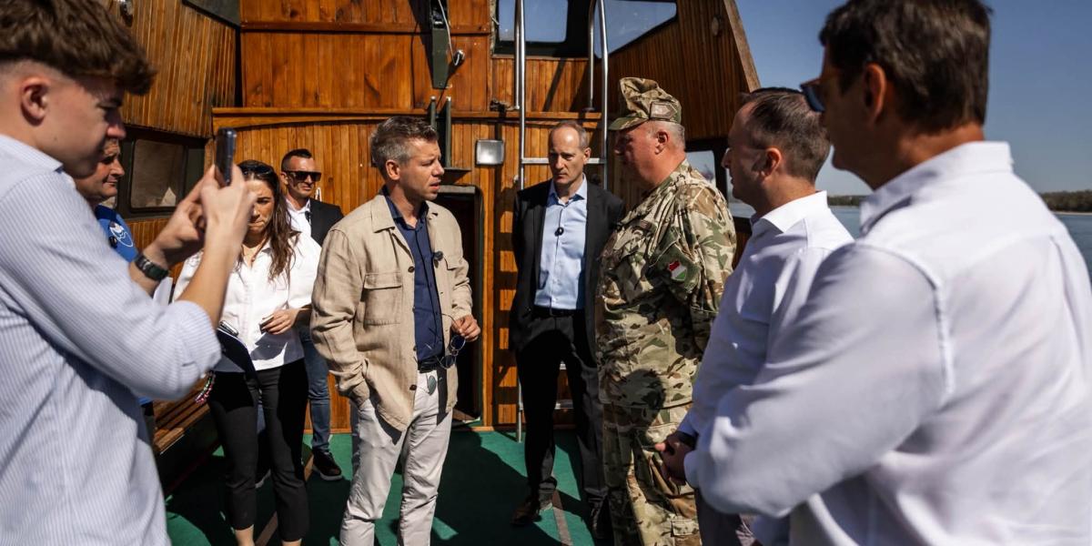 Magyar Péter a fenékküszöb-építési munkálatok helyszínén, Dunaszentbenedeken augusztus 13-án 