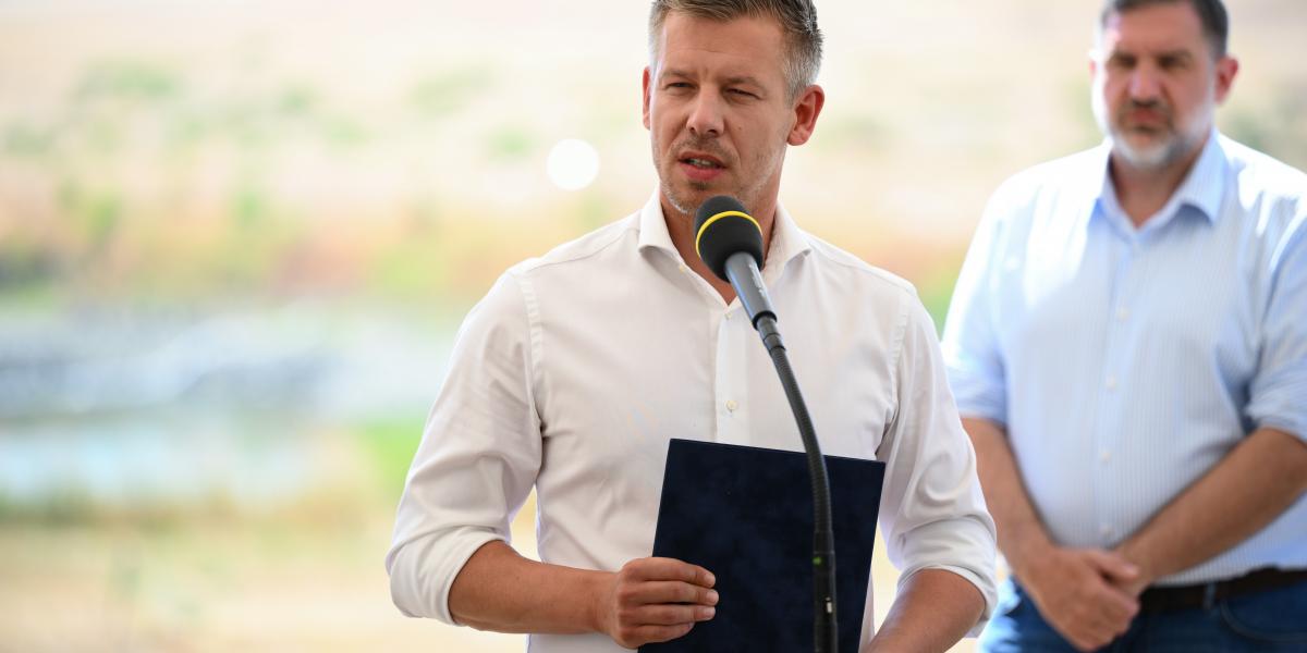 Magyar Péter miniszterelnök paksi sajtótájékoztatóján az MVM Paksi Atomerőmű közelében 2026. augusztus 15-én