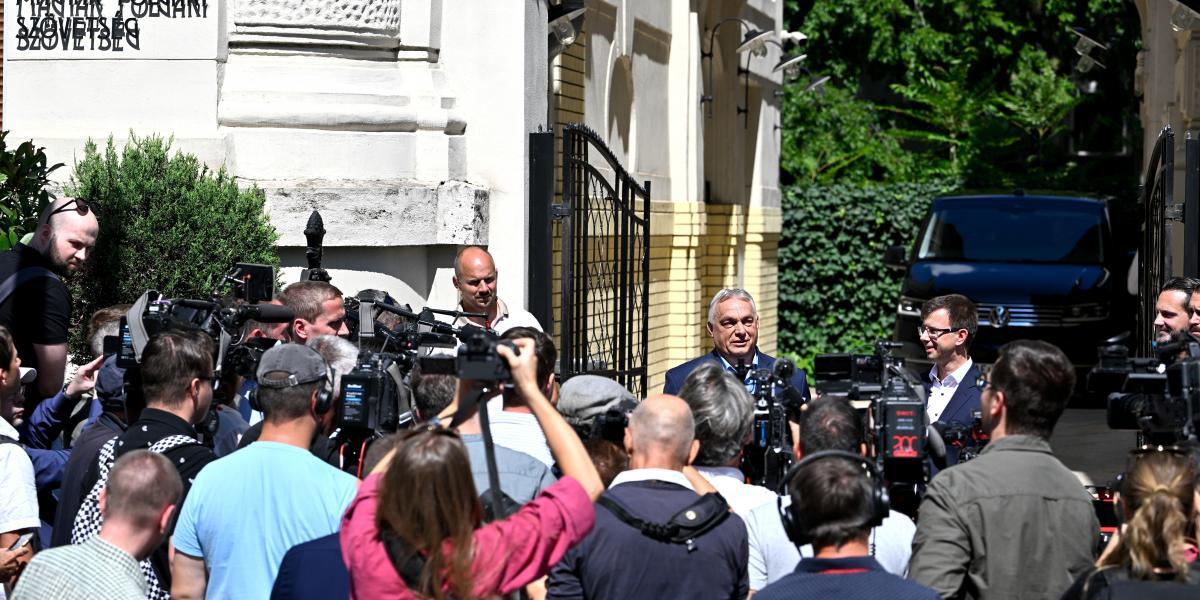 Orbán Viktor és Bóka János sajtótájékoztatót tart a Fidesz szervereinek lefoglalásáról a párt székháza előtt július 22-én 