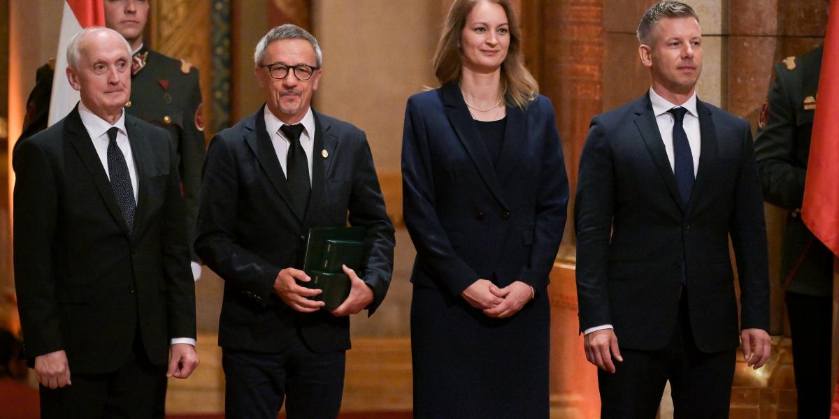 Rainer M. János a kitüntetés átvételekor Baka András, Forsthoffer Ágnes, és Magyar Péter társaságában