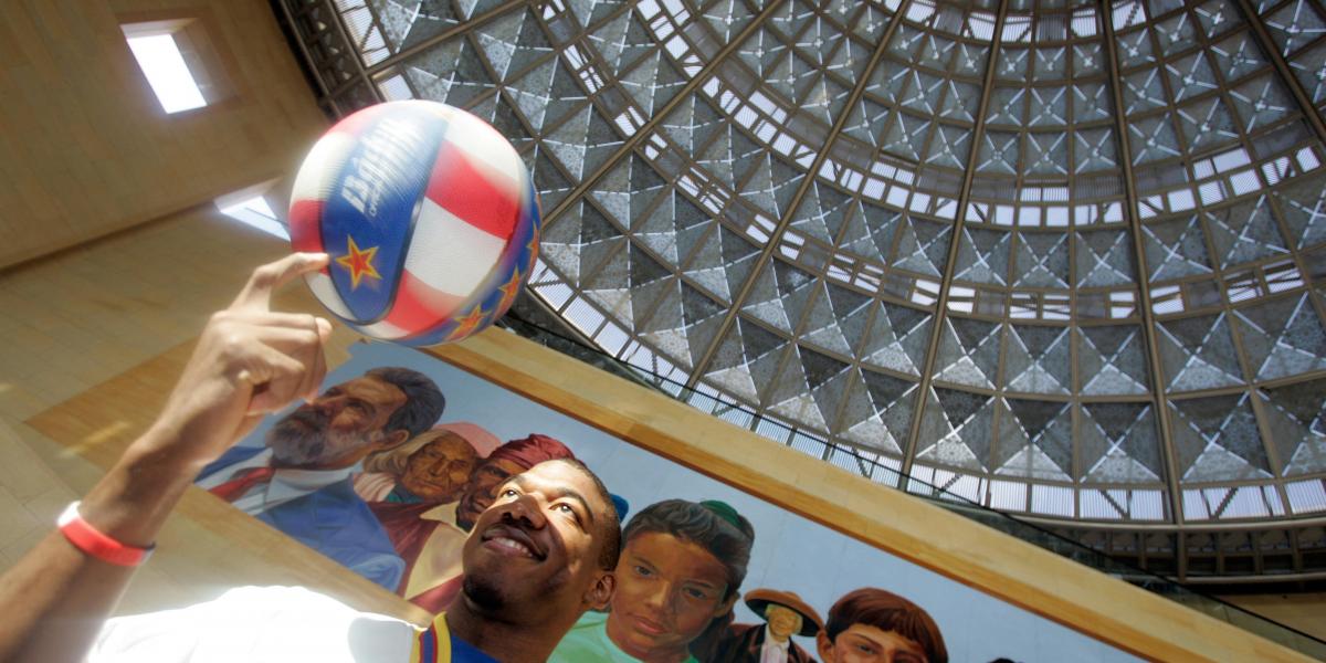 Anthony Blakes, a Harlem Globetrotters egyik játékosa 2007-ben. A kosárlabda varázslóit már 75 éve is ünnepelték