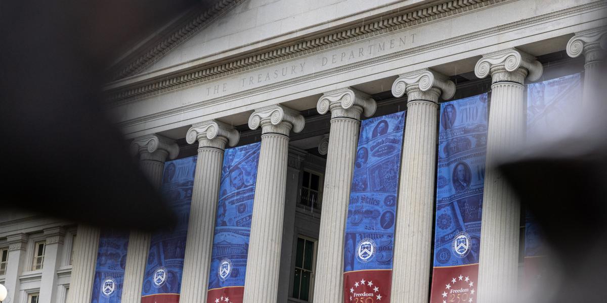 Az amerikai szövetségi pénzügyminisztérium épülete Washingtonban. Baljós árnyak