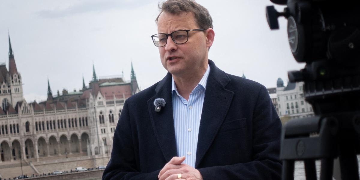 Romanowski a Schengeni övezeten kívül teljesen legálisan kiállított, más névre szóló úti okmánnyal rendelkezik, amely védelmet nyújt számára
