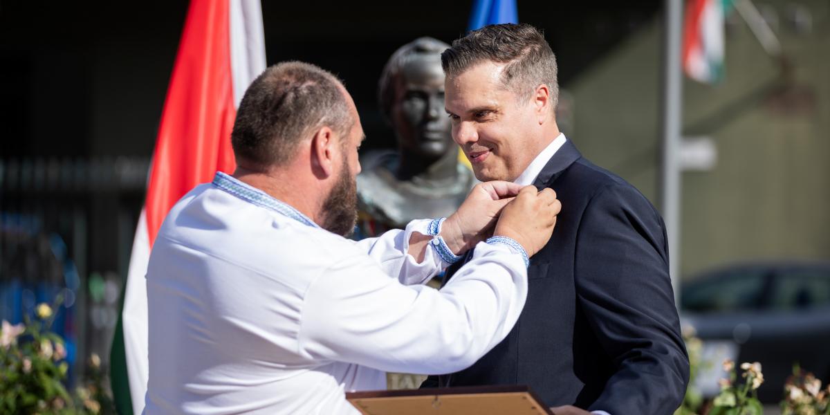 Both Miklós az ukrán népzenei örökség dokumentálásáért és nemzetközi megismertetéséért kapta a Borostyánszivet