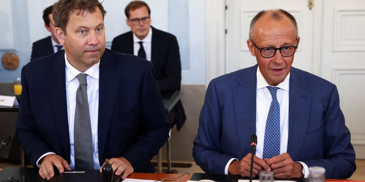 Az AfD betiltását ismét felvető Lars Klingbeil szociáldemokrata alkancellár Friedrich Merz kancellár oldalán a kormány kihelyezett ülésén 