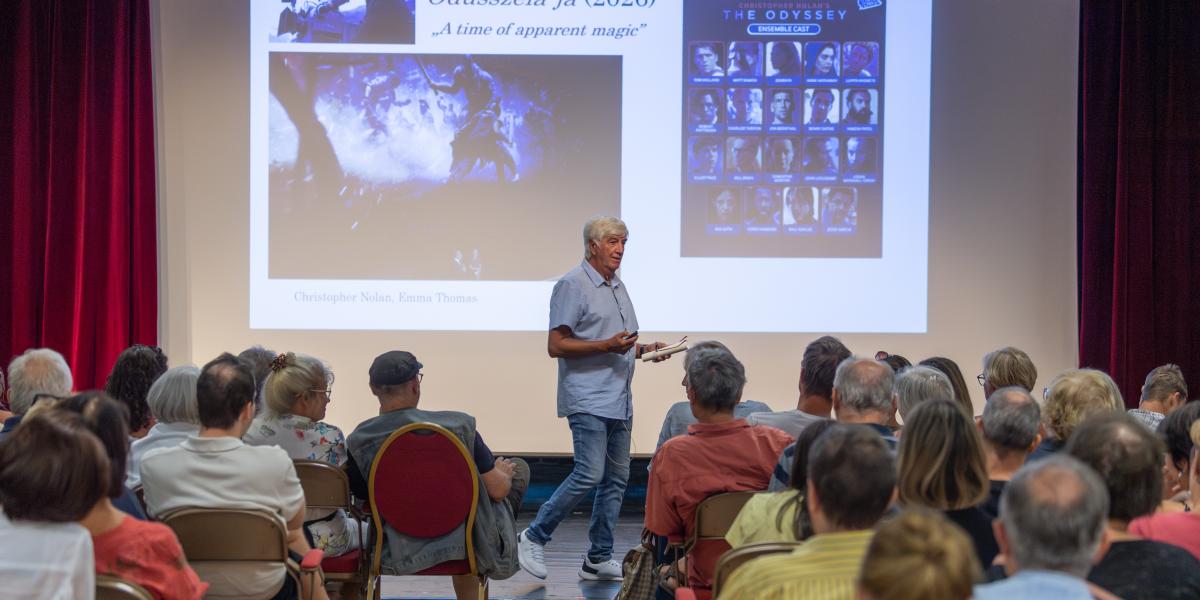 Karsai György szerint Nolan alkotása megszólítja a nézőt, aki úgy érzi, ezután be kell mennie a könyvesboltba, hogy megvegye Homérosz eposzát