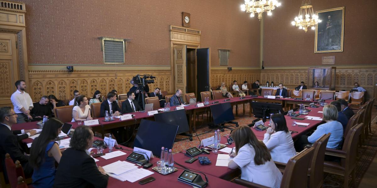 Az Országgyűlés művelődési bizottságának ülése augusztus 26-án 