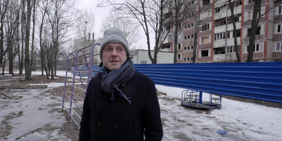 Piers Secunda brit képzőművész Ukrajnába is elutazott, a felhasznált kormot pedig barátja, Jerome Starkey haditudósító hozta el neki a lebombázott harkivi épület romjai közül