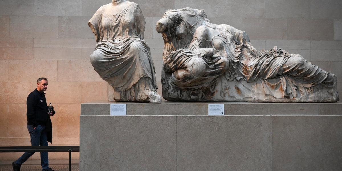 A Parthenon-szobrokat eredetileg az athéni Akropolisz díszítésére faragták ki, majd a skót arisztokrata, Lord Elgin szerezte meg és szállíttatta ellentmondásos körülmények között a szigetországba, hogy azután 1816-ban a British Museum tulajdonába kerüljön