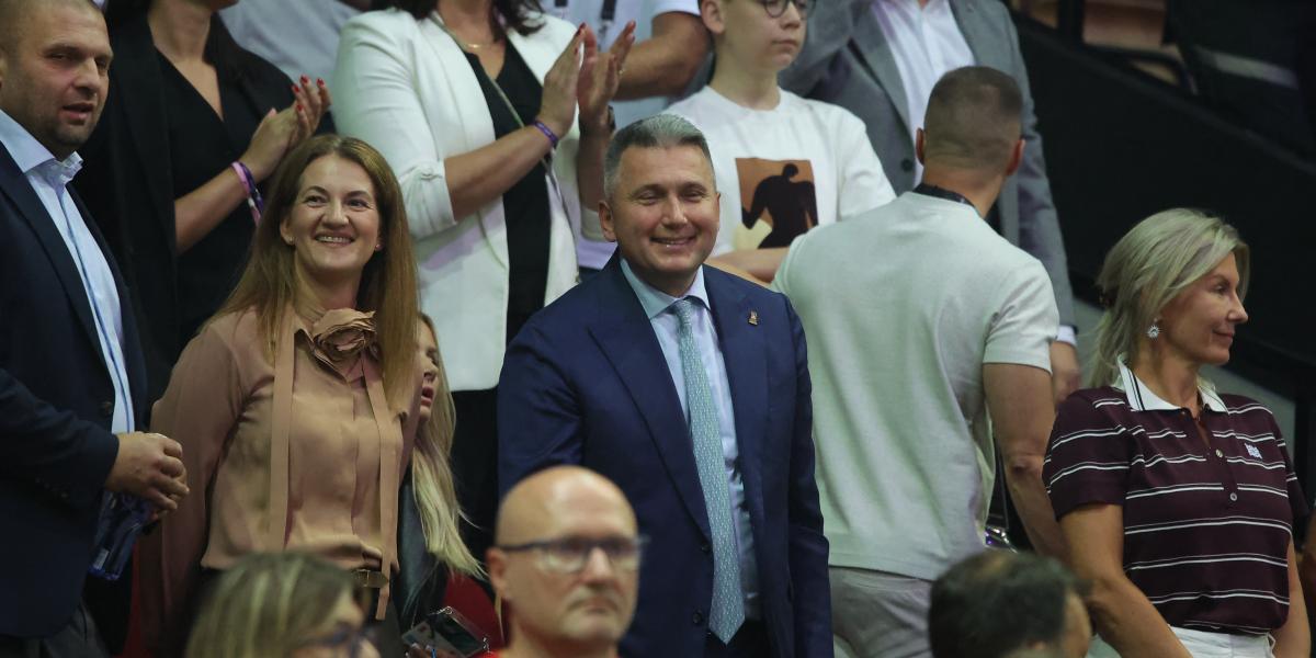 Radoslaw Piesiewicz (középen kék öltönyben) a 2025. augusztus 28-i Lengyelország-Szlovénia kosárlabda-mérkőzésen