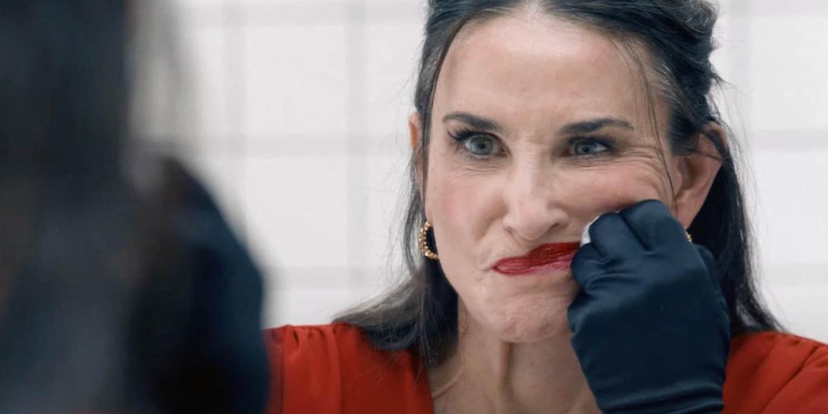 A szer című, Demi Moore főszereplésével készült film pontosan arról az élményről beszélt, amelyet a fiatalként sikeres, majd koruk miatt a szórakoztatóipar által kivetett idősebb nők kénytelenek átélni