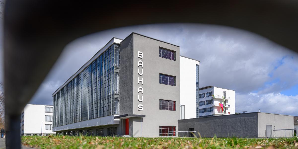 Kilátás a dessau-roßlaui Bauhaus-épületre