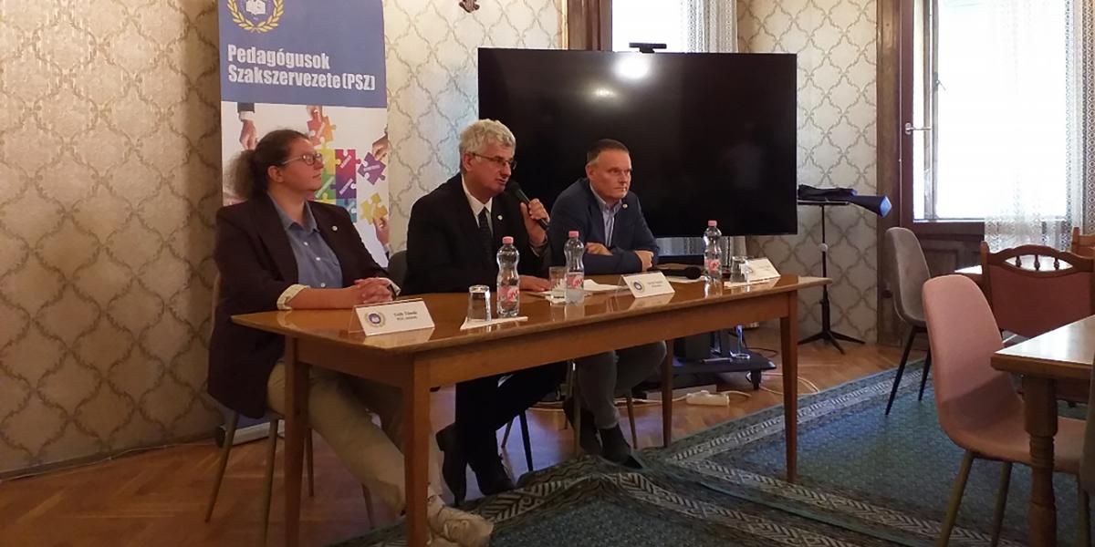 A Pedagógusok Szakszervezetének vezetése. Középen Totyik Tamás elnök