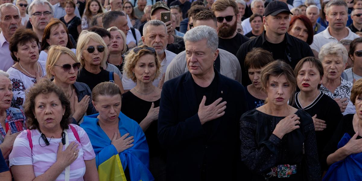 Petro Porosenko exelnök szerint Putyin "ki akarja kapcsolni Kijevet. Hogy az emberek végre azt mondják: lehetetlen itt élni”.