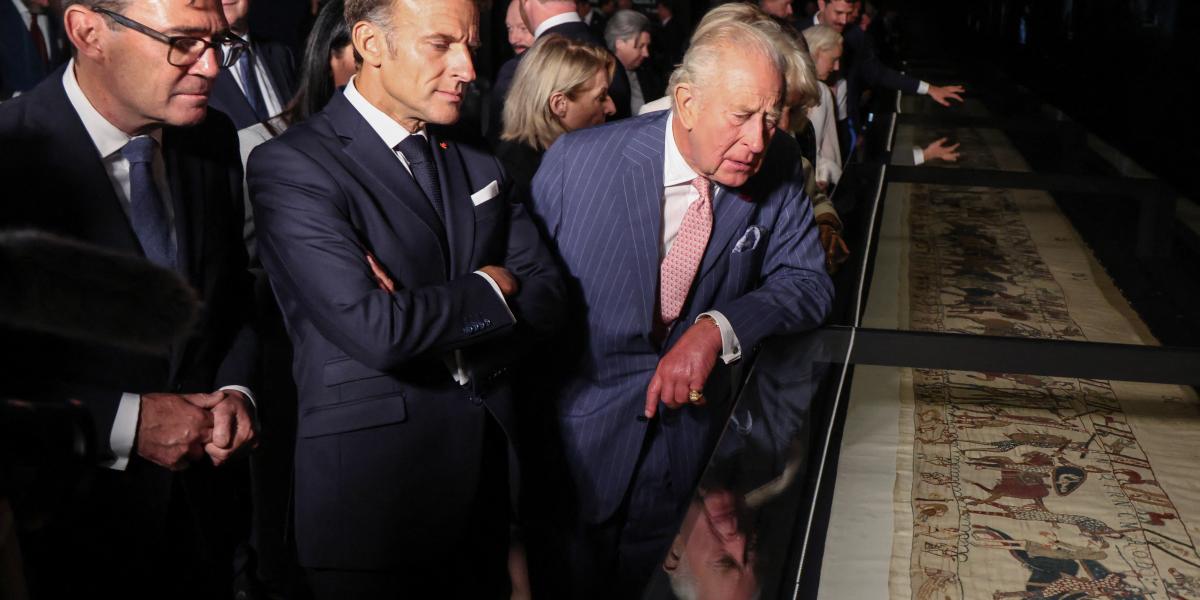 Andy Burnham brit miniszterelnök, Emmanuel Macron francia elnök és III. Károly brit király részt vesznek a Bayeux-i faliszőnyeg kiállítás előzetes bemutatóján a londoni British Museumban 2026. szeptember 2-án