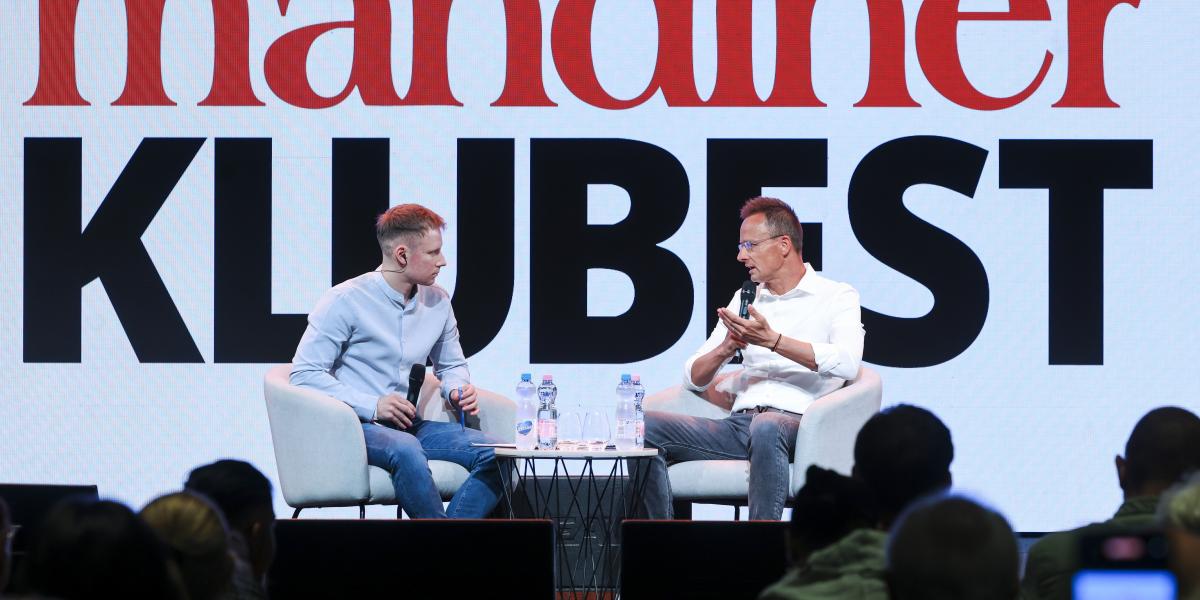 Szijjártó Péter és Kereki Gergõ, a Mandiner online fõszerkesztõje a Mandiner Klubest pódiumbeszélgetésén a Várkert Bazárban 2025. augusztus 27-én
