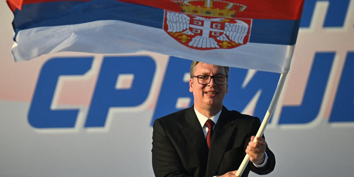  Aleksandar Vučić 2026. június 27-én zászlólengetés közben egy belgrádi demonstráción