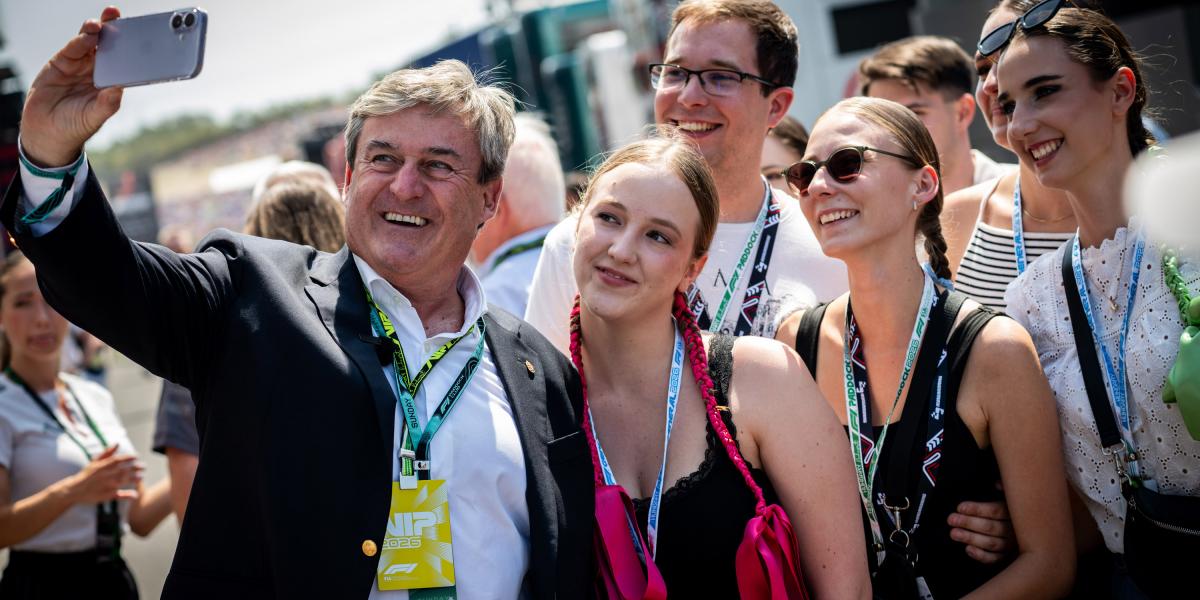 Kapitány István szelfizik egy turisztikailag kiemelt eseményen, a Forma-1 Magyar Nagydíj 2026-os futamán