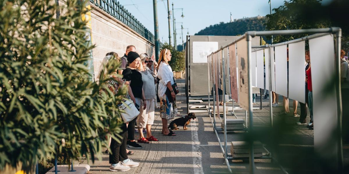 A Hajléktalan nők hangja című kiállítás még ép állapotában, augusztus 24-én