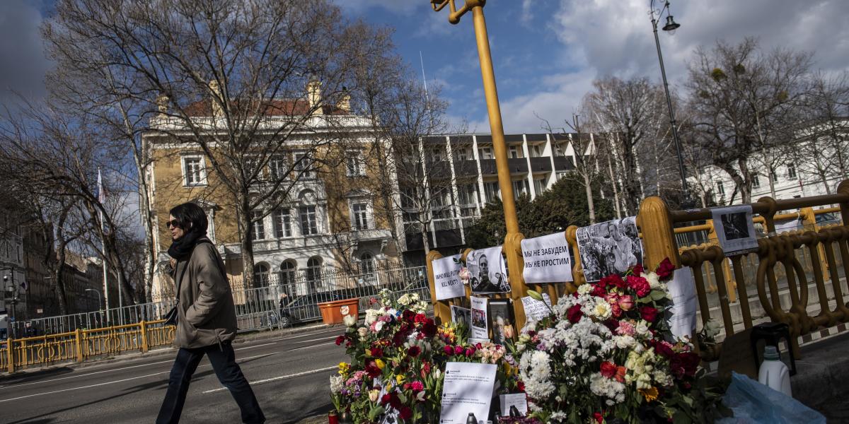 Navalnij emlékhely a budapesti orosz nagykövetségnél. Igen mély az orosz titkosszolgálati jelenlét Magyarországon.