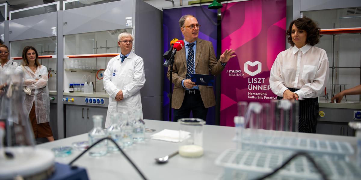 A kísérletező kedvet szimbolizálva az ELTE TTK kémiai laboratóriumában tartották a sajtótájékoztatót