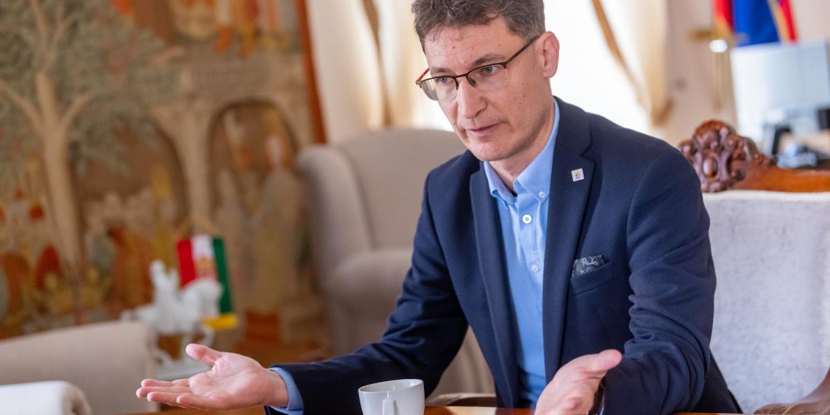 A székesfehérvári polgármester szerint az új kormánynak a 2027. évi költségvetésben már el kell kezdenie a szolidaritási hozzájárulás érzékelhető csökkentését 