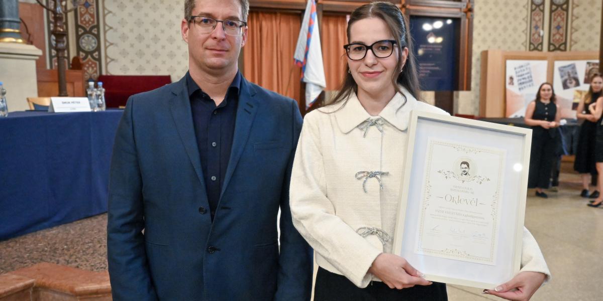 Karsai Péter, a Karsai Dániel Alapítvány Alapító elnöke és Vajtu Anasztázia negyedéves joghallgató