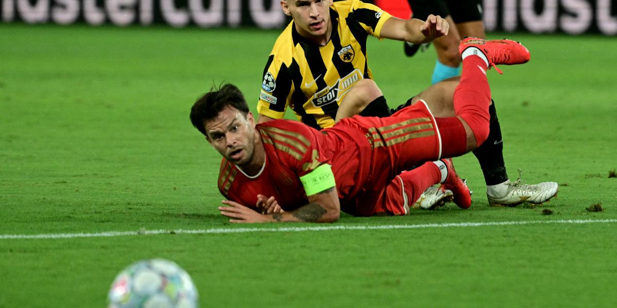 Vitális Milán (hátul), az AEK Athén magyar középpályása