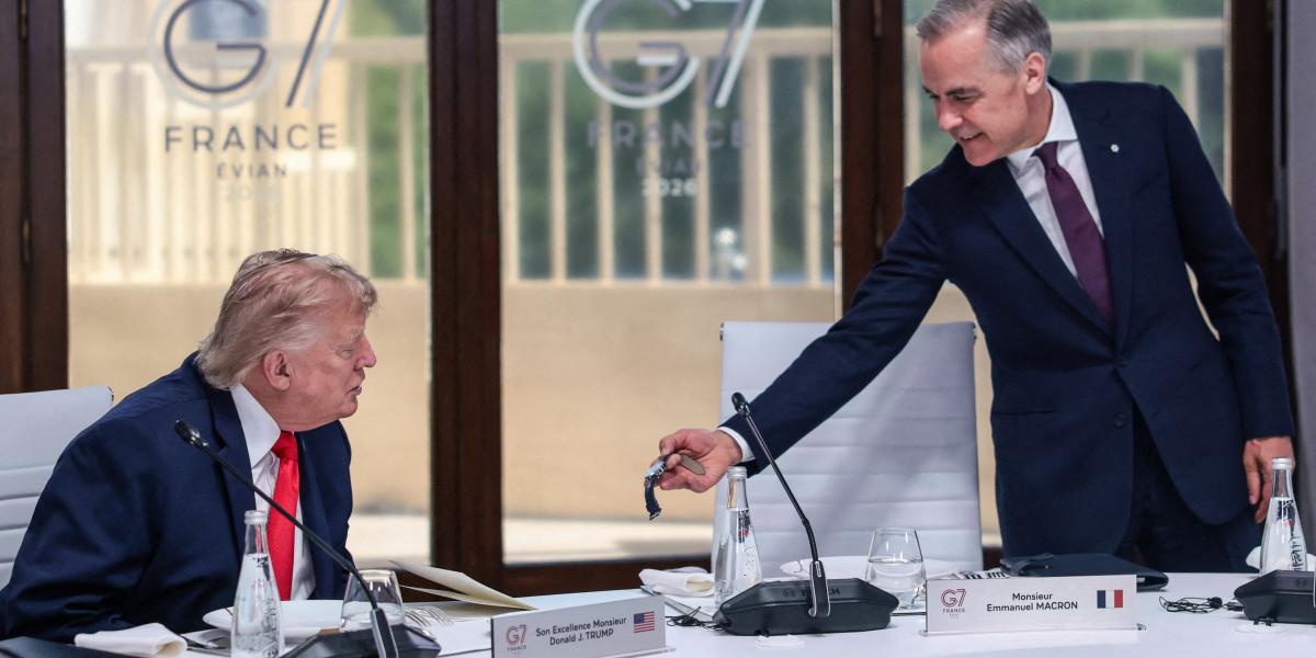 Donald Trump amerikai elnök és Mark Carney kanadai miniszterelnök a G7 csúcson. Elfajult a kereskedelmi vita.