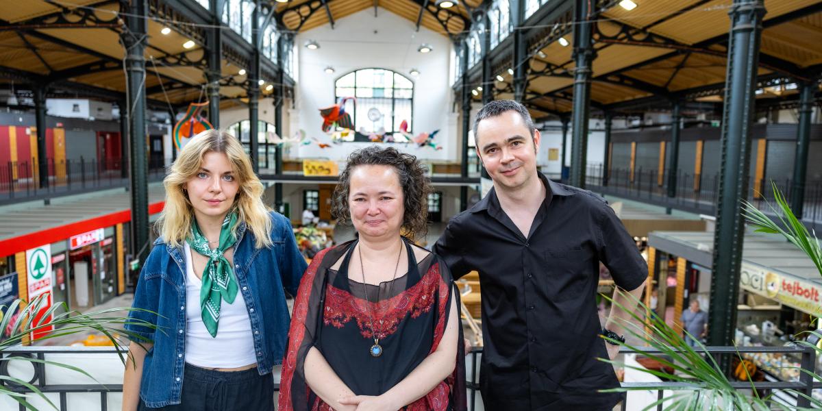 Tarnai Edina, Analóg Angelika és Polgár Ladó a Klauzál téri Vásárcsarnok első emeletén várják az érdeklődőket október 9. és 11. között