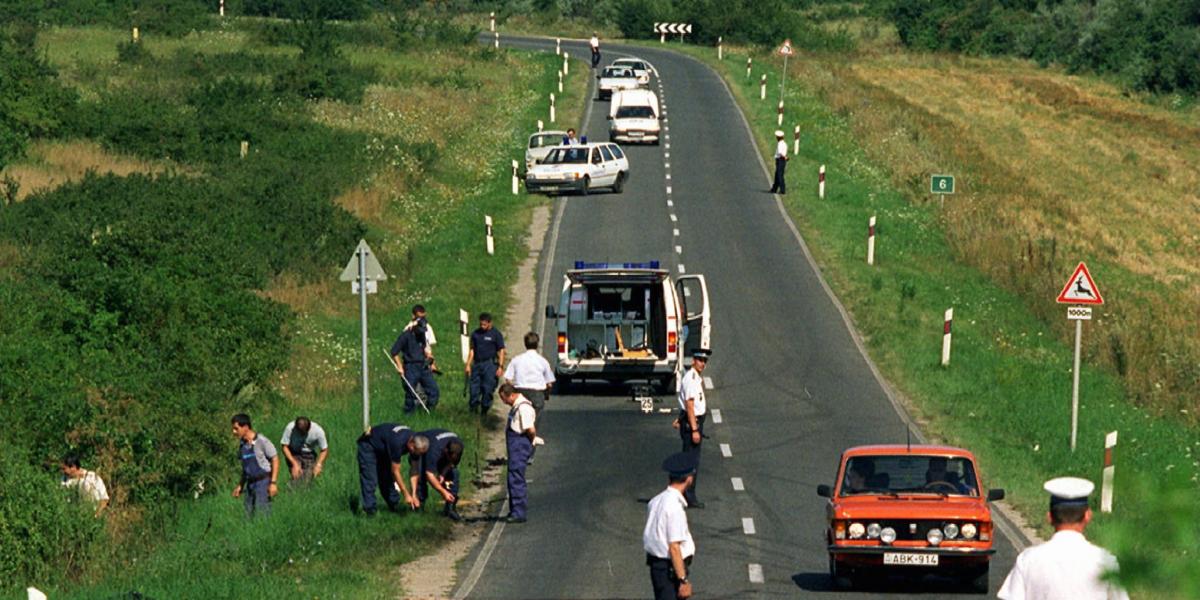 Helyszínelés a Veszprém–Balatonalmádi úton 1997. augusztus 14-én, ahol előző nap felrobbant a terepjáró