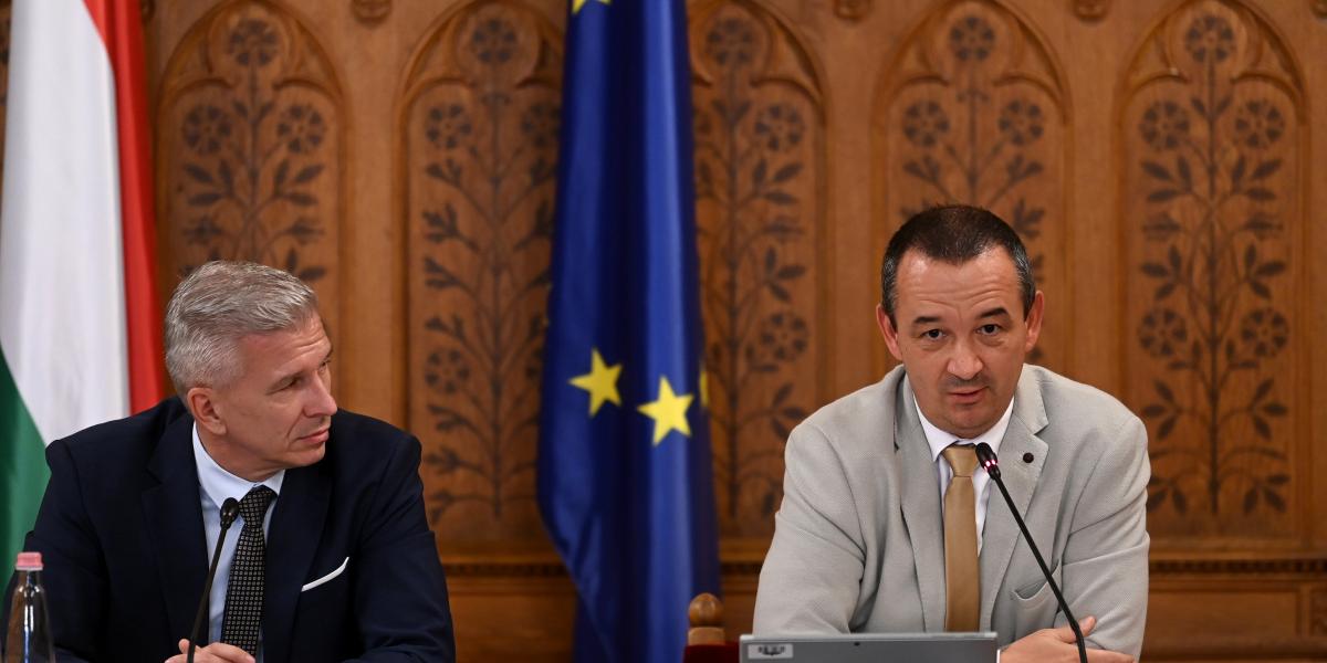 Apáti István, a testület Mi Hazánk párti alelnök (j) és Csőszi Attila, a vizsgálóbizottság Tisza párti elnöke a Magyar Nemzeti Bank (MNB) működésével kapcsolatos visszaéléseket feltáró országgyűlési vizsgálóbizottság ülésén az Országház Tisza Kálmán termé