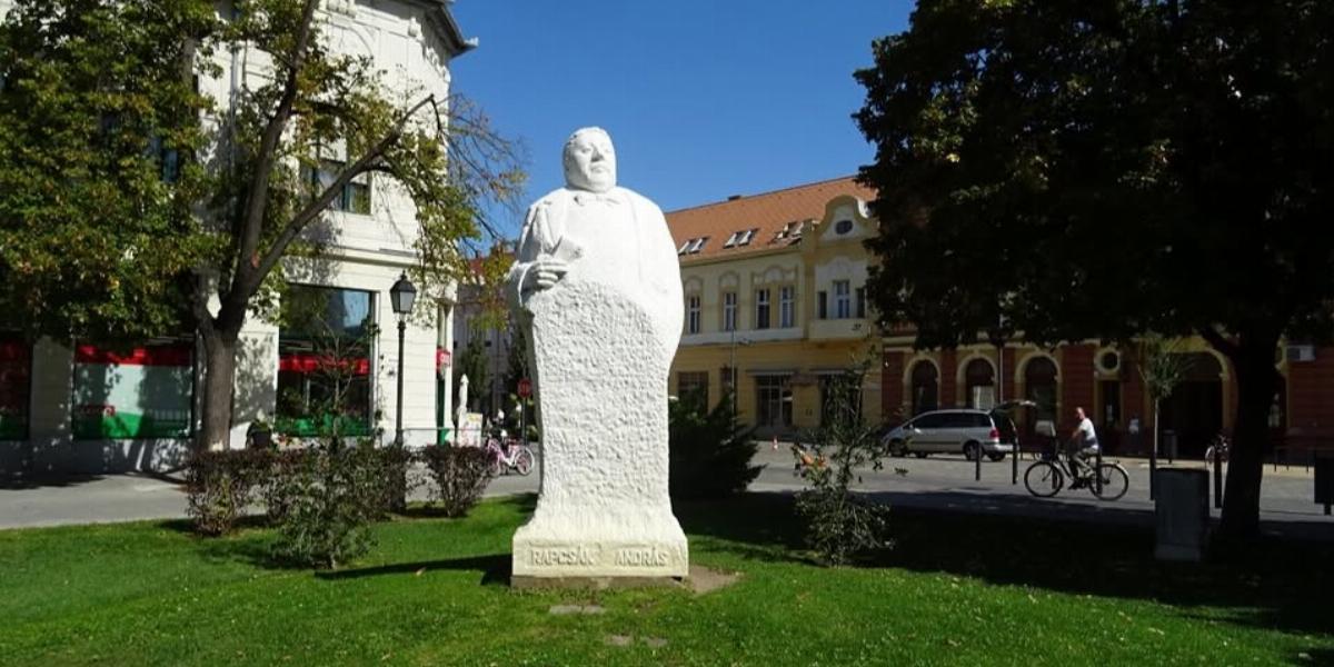  Rapcsák András főtéri szobrától szabadulna a vásárhelyi képviselőtestület