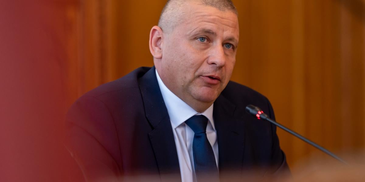 Ruszin-Szendi Romulusz a kezdetektől ragaszkodik jelöltjéhez.