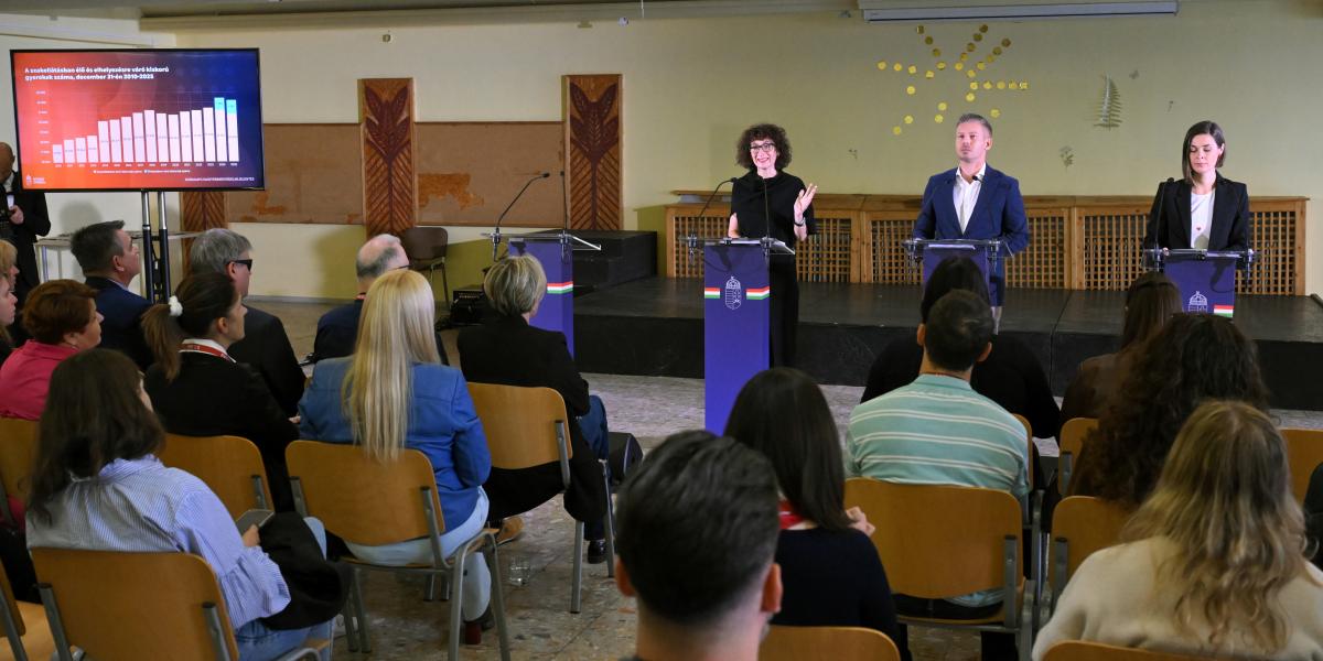 Gyurkó Szilvia, a Szociális és Családügyi Minisztérium gyermekjogi és gyermekvédelmi államtitkára, Magyar Péter miniszterelnök és Szondi Vanda kormányszóvivő a gyermekvédelmi rendszer működéséről készített jelentést ismertető sajtótájékoztatón