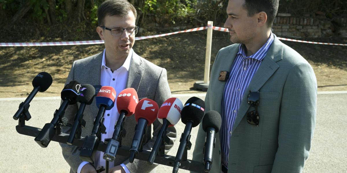 Bóka János, a Fidesz parlamenti frakcióvezetője és Szűcs Gábor, a Fidesz országgyűlési képviselője nyilatkozik a sajtónak
