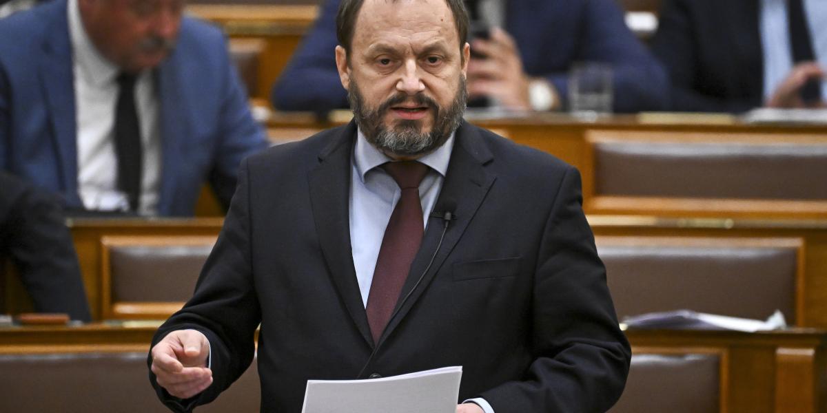 Kármán András pénzügyminiszter felszólal az üzemanyag-áremelkedésre tekintettel nyújtott támogatásokkal összefüggő intézkedésekről és kapcsolódó törvények módosításáról szóló vitában az Országgyűlés plenáris ülésén 2026. szeptember 15-én