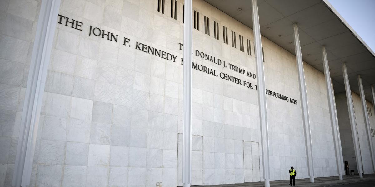 A politikai herce-hurca, a leromlott állapot, és a névvita a Kennedy Center bezárásához vezetett