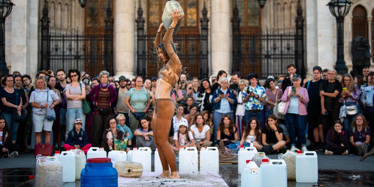 Fogd meg a kezem! És ne engedjük el…performatív demonstráció 2026. szeptember 6-án