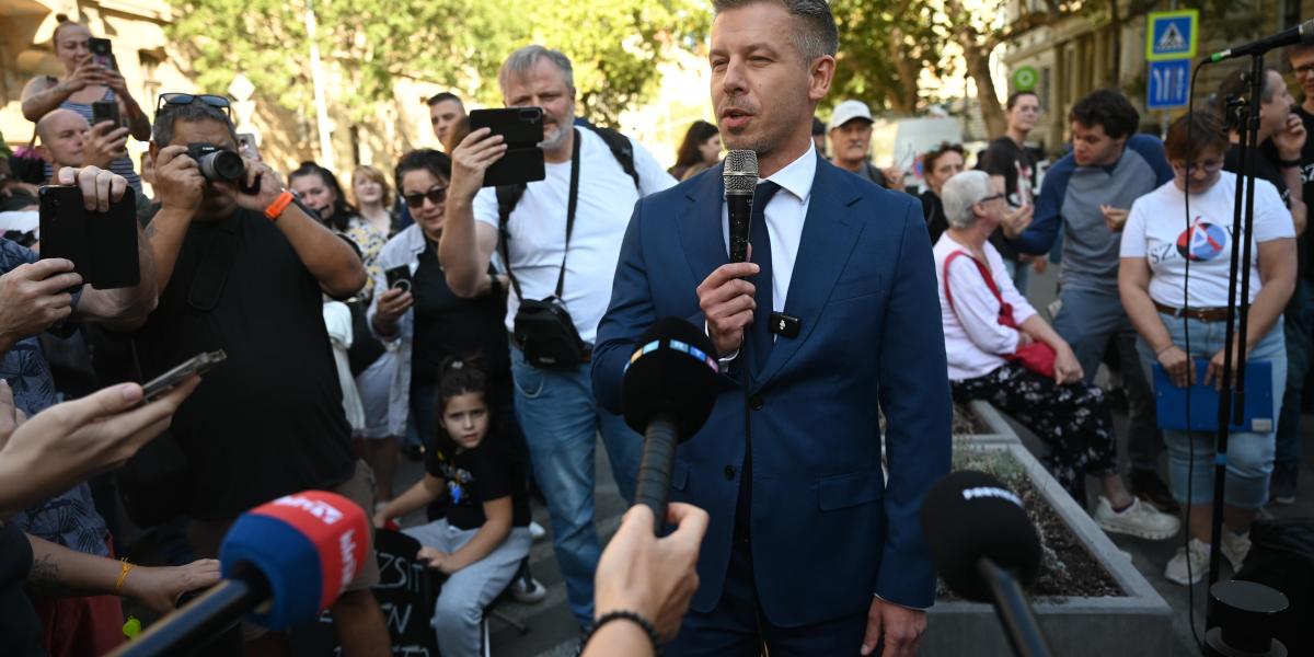 Magyar Péter miniszterelnök (k) a Szociális Ágazatban Dolgozók Szakszervezetének (SZÁD), Azonnali, 25 százalékos bérkorrekciót a szociális ágazatban! címmel rendezett demonstrációján a Parlamenttel szembeni Alkotmány utcában 2026. szeptember 18-án