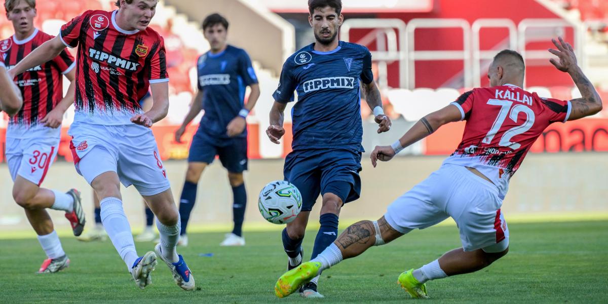 José Calderón, a Zalaegerszeg (k), valamint Somogyi Ádám (b) és Kállai Kevin, a Kispest-Honvéd játékosai a labdarúgó OTP Bank Liga 6. fordulójában játszott Kispest-Honvéd FC - Zalaegerszegi TE FC mérkőzésen a Bozsik Arénában 2026. augusztus 29-én