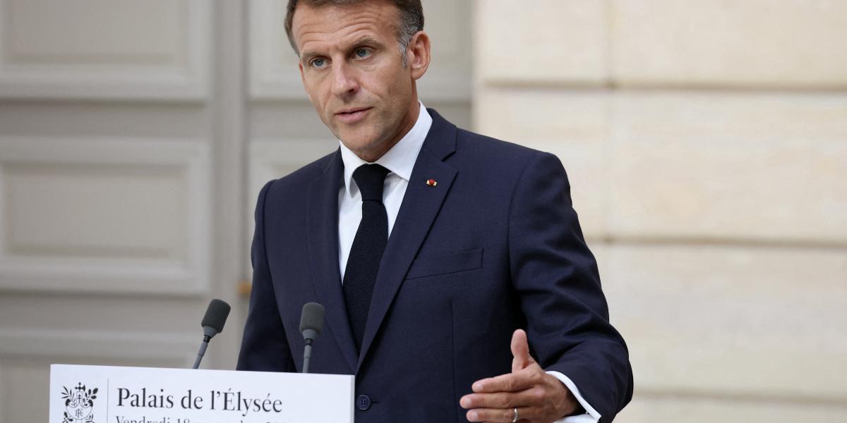 Emmanuel Macron bejelentésével egyenesen sokkolta az egyes pártvezetőket, írta a helyi média