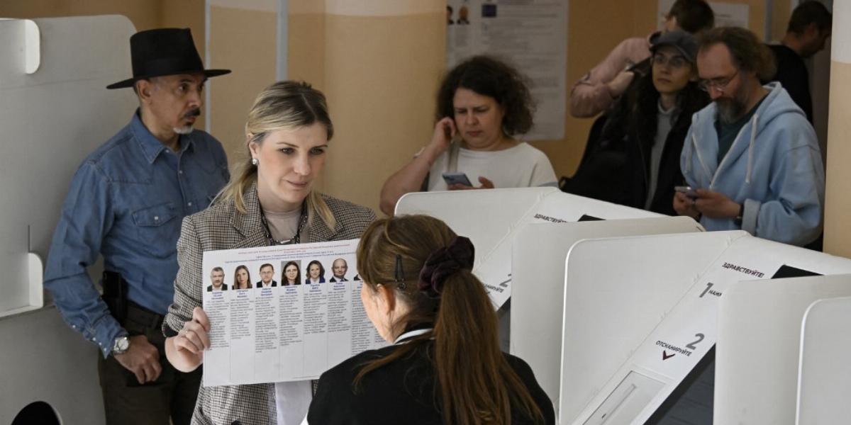 Szavazás Moszkva egyik szavazókörében. A kívánt eredmény bebiztosítására az orosz hatóságok eltiltották a listaállítástól a háborúellenes kampányt hirdető liberális Jabloko pártot.