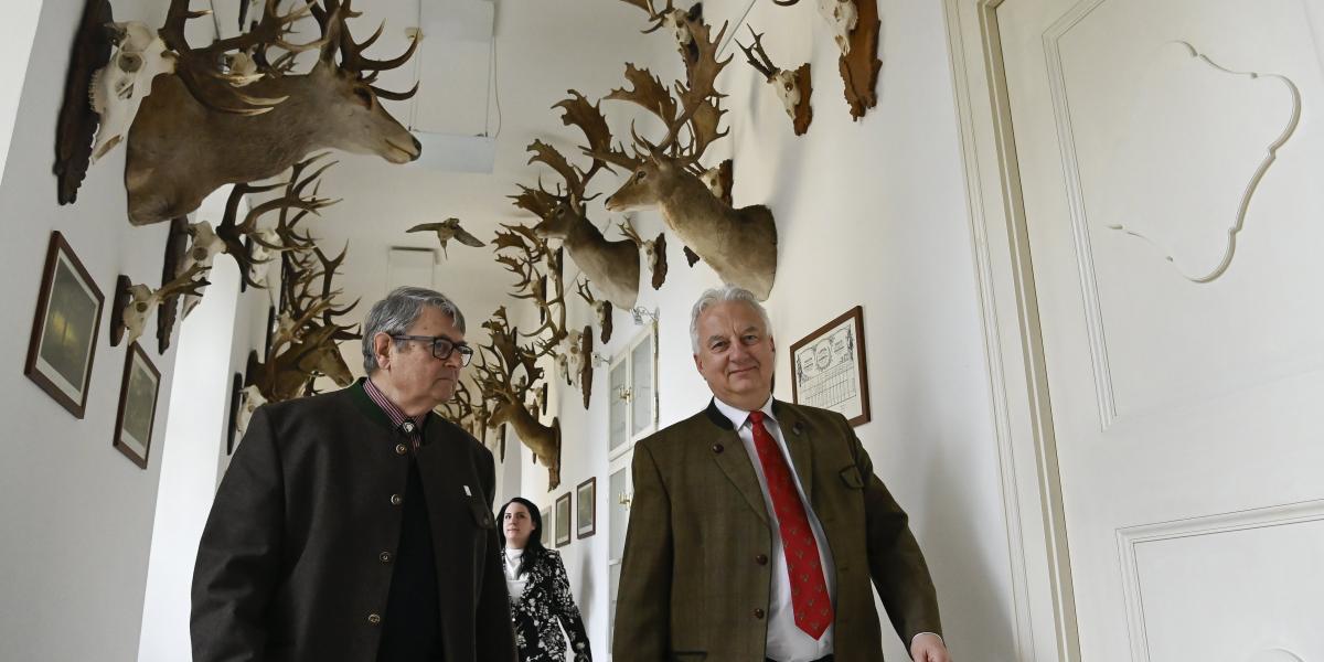 Jámbor László, az Országos Magyar Vadászkamara elnöke és Semjén Zsolt a hatvani Széchenyi Zsigmond Kárpát-medencei Magyar Vadászati Múzeum fennállásának 10. évfordulója alkalmából rendezett ünnepségen 2024. március 26-án