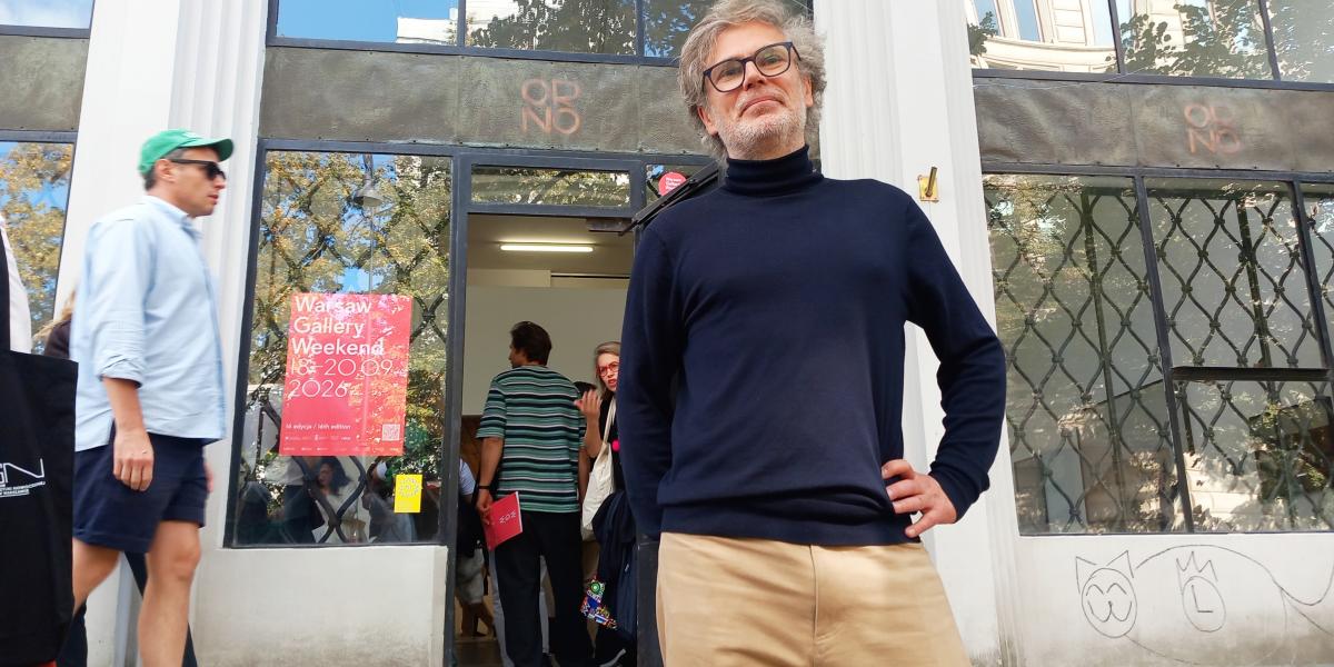 Łukasz Gorczyca a varsói Raster Gallery előtt a Warsaw Gallery Weekenden