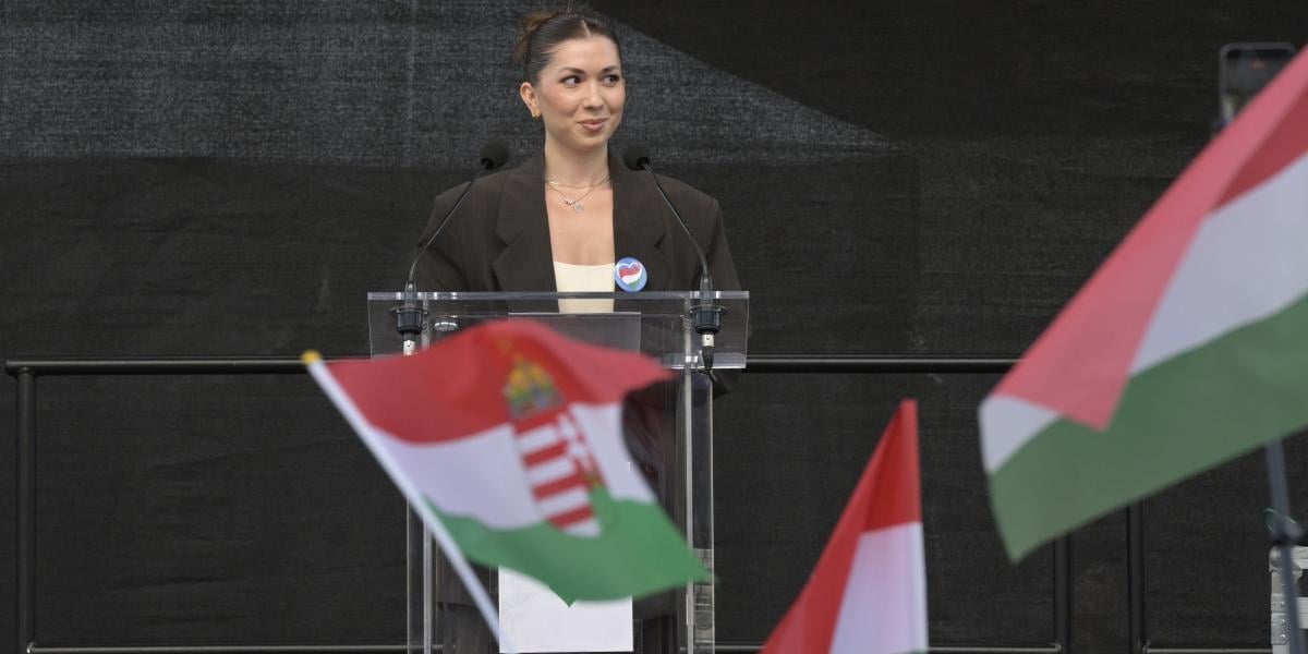 Dezse-Zelenka Dóra jobboldali újságíró és politikai influenszer a Ne féljetek! 2.0 címmel tartott demonstráción Budapesten a Kossuth téren 2026. szeptember 5-én