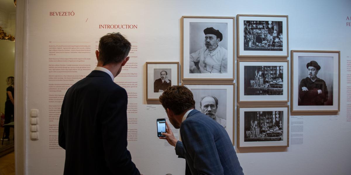 Zola szinte egyidős volt a fotográfiával. Önarcképeket is készített, a dolgozószobáját is megörökítette